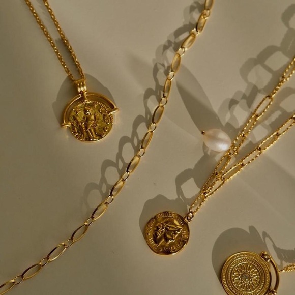 Elizabeth pearl Necklace with Hammered Chain - Picture 3 of 5